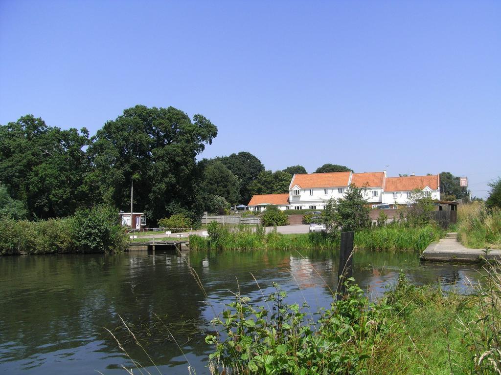 סטלהם Wayford Bridge Inn Hotel מראה חיצוני תמונה